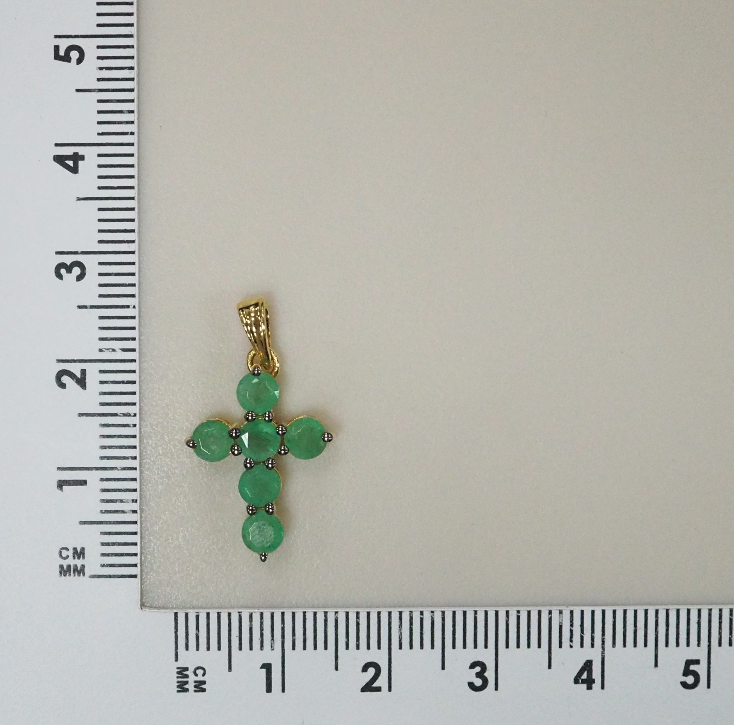 Серебряная подвеска-крест с изумрудами